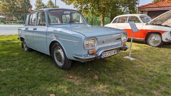 През 1966 държавно стопанско обединение "Металхим" сключва договор с Renault за производство на леки автомобили по лиценз в България. За целта е построен изключително модерен за времето си завод в Пловдив, на бул. "Асеновградско шосе". В него се сглобяват Bulgarrenault 8 и Bulgarrenault 10, предлагани на цени от съответно 6100 и 6800 лева. Общо са произведени около 4000 автомобила, преди през 1970 производството да бъде прекратено под натиск от Москва. Този екземпляр е представен от Ивайло Кръстев. 
