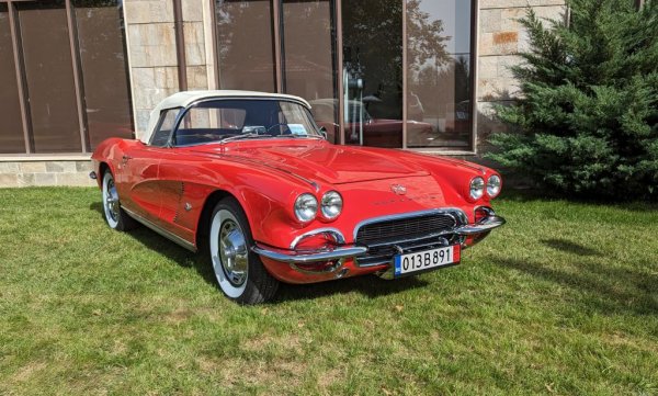 Легендата Corvette започва през 1953 от един прототип, разработен под надзора на гениалния шеф по дизайна на GM Харли Ърл. Няколко месеца по-късно на пазара вече е С1, първата генерация на модела, която остава в производство до 1962. Този автомобил е представен от Ангел Желев. 
