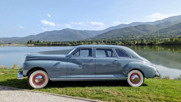 През първата половина на ХХ век Packard е една от емблемите на американския премиум сегмент. Но нежеланието на компанията да прави компромиси с качеството в името на печалбата постепенно я вкарва във все по-дълбоки финансови затруднения, и в крайна сметка я води до банкрут. 
5.8-литровият редови 8-цилиндров мотор с хидравлични повдигачи на този Super Clipper е най-мощният сериен агрегат в американската автоиндустрия в края на 40-те. Колата може да развие 110 км/ч на втора скорост. Представен от Алек Асилелов. 
