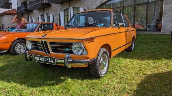 През 60-те, в разгара на огромния успех на "Новата класа" на BMW, двама шефове в баварската компания открили, че независимо един от друг са заменили 1.6-литровия двигател в колите си с двулитров. Така се родили серийните двулитрови модели. 2002 Tii е е един от най-редките, произведен само в 422 екземпляра. Тук двигателят развива 130 конски сили, достатъчни за максимална скорост от 185 км/ч. Представен от Любомир Гайдов. 
