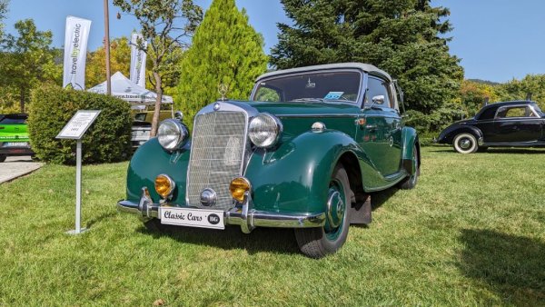 Mercedes W136 е базовият, 4-цилиндров модел на компанията от Щутгарт преди Втората световна война. След войната тъкмо с него е възстановено производството, а през 1947 компанията лансира 170 S като по-луксозен вариант на модела. Представен от Classic Car BG. 
