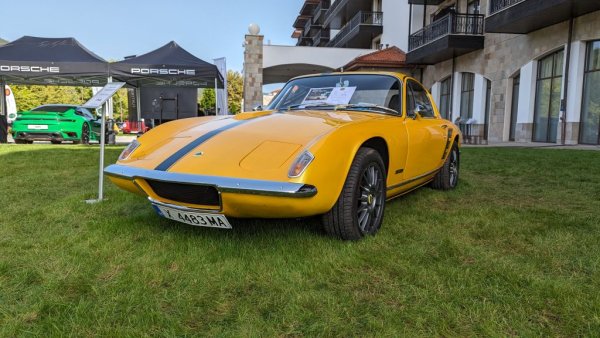 "Опростявай, и после добави лекота": този девиз на гениалния конструктор от Формула 1 Колин Чапман е залегнал в основата и на първия му успешен сериен автомобил. Тук 1.6-литровият двигател, разработен на базата на по-малък агрегат на Ford, развива скромните 105 конски сили - но пък цялото тегло на автомобила с купе от фибростъкло е доста под 700 килограма. Представен от Тенчо Ангелов. 
