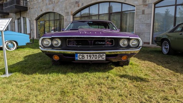Класически представител от златната muscle car епоха в Америка, макар и дошъл на пазара с цели шест години закъснение след Ford Mustang. Първоначално Challenger е предвиден да се конкурира с модели като Mercury Cougar и Pontiac Firebird, но всъщност значително ще ги надживее. Представен от Pan Media. 