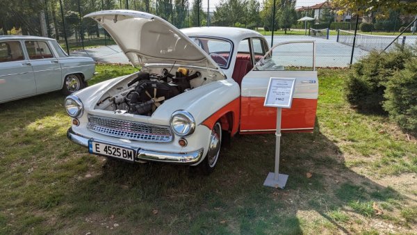 След края на Втората световна война заводът на BMW в Айзенах остава на територията на съветската окупационна зона. През 1952 заводът е прехвърлен на властите в ГДР и после прекръстен на VEB Automobilwerk Eisenach. Известно време сглобява стари модели на BMW и DKW, но през 1962 на пазара се появява първият собствен модел - Wartburg 311. Тази чудесно реставрирана версия на върховия модел Deluxe е представена от Иван Чобанов. 
