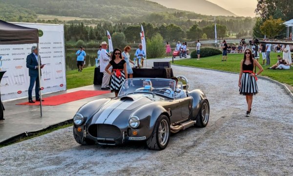 През 1961 Каръл Шелби пише до британския производител на спортни автомобили АС с въпрос: съгласни ли са да преустрои техния модел Асе, като го снабди с модерен V8 на мястото на стария редови шестак от Bristol. Така се ражда AC Shelby Cobra - един от най-легендарните (а също и най-опасните) спортни автомобили в историята. Тази реплика на класиката е представена от Пенчо Пенев. 
