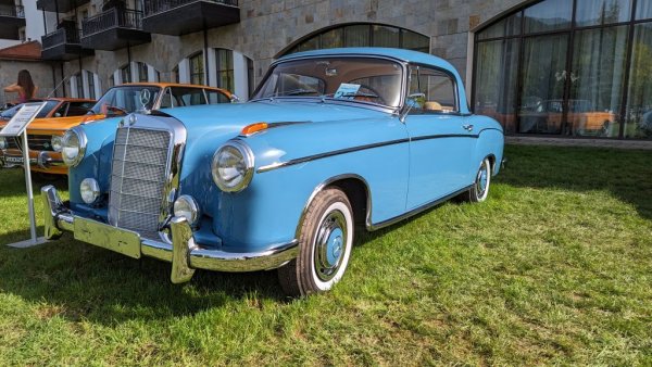 Mercedes W180, представен за пръв път през 1954, е останал в историята с прякора "Понтон" заради самоносещата конструкция и новаторския за епохата външен дизайн. Представен от Мирослав Райчев. 
