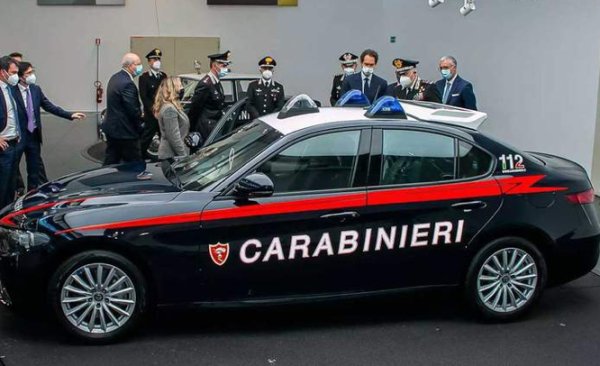 Миналата година италианските карабинери получиха 1 770 автомобила със защита B4: сътрудничеството между полицията и автомобилния производител продължава вече седем десетилетия. На покрива на тези коли има сини лампи, а във външните огледала са монтирани специални стробоскопи. Основният черен цвят на каросерията е съчетан с червени ивици и бял покрив, както и добавени надписи Carabinieri. 

В колата могат да се настанят трима служители на реда и един задържан. С двулитров турбо двигател със 197 конски сили, автомобилът набира 100 км/ч за 6.6 секунди и ускорява до максимум 230 км/ч.