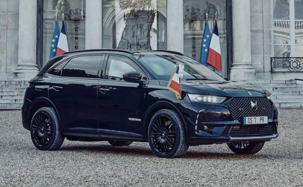 Миналата година Еманюел Макрон получи втори пореден кросоувър от премиум френската марка. Външни разлики на автомобила - джанти с диаметър 20 цола и светлинна индикация в решетката са основните разлики. Колата е от модификацията на E-Tense 300 с хибридна инсталация от 300 конски сили, включваща 1.6-литров двигател с вътрешно горене и електрически двигател отзад. 

Междуосието е увеличено с 200 мм (до 2 938 мм), а дължината е 4 790 мм. Задният диван е заменен от чифт индивидуални седалки с отопление, вентилация и електрически настройки. Между седалките има широк централен тунел. Колата е бронирана по най-строгите стандарти.