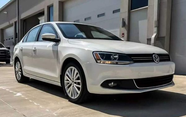 В САЩ този деветгодишен седан от немската марка беше оценен на 28 000 долара, въпреки че като нов е струвал 26 000 долара. Голямата сума се дължи на скритата броня от четвърто ниво, която може да предпази от обстрел от картечници. Бронировката се оценява на 53 000 долара. 

Собственикът на колата често пътува от Тексас до Мексико и се страхува от атаки на престъпници. Той обаче е имал късмет - колата така и не попада под обстрел.