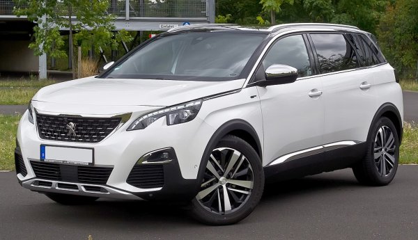 Подобно на вината от родината си, Peugeot 5008 става привлекателен с остаряването. Но докато цената на елексира се покачва, всяка изминала година кара 5008 да изглежда още по-изгодно.

Усещането е по-скоро като представителна кола, отколкото като семейна. С интериорен дизайн, който все още изглежда футуристичен след всички тези години. Вътре е по-класен от Citro&euml;n Grand C4 Spacetourer и лесно можете да забравите, че зад волана има още два реда седалки.

Колата се държи добре и на селски път (е, не български). 5008 далеч не е тромав; със сигурност е по-пъргав от Spacetourer е по-лесен за шофиране за як SUV. Французинът е по-тих, когато се движи със скорост по магистрала, отколкото Hyundai Santa Fe и Skoda Kodiaq .

Съчетано с удобното возене на 5008, означава, че вашите шестима гости ще бъдат също толкова щастливи прец целия път. За тези на третия ред имат повече място, отколкото биха имали в Seat Tarraco или Volkswagen Tiguan Allspace .

Препоръчва се икономичната 1,2-литрова бензинова версия и добре- оборудвани Allure. Ако можете да ги платите, колите след 2020 г. си струват &ndash; бонус LED фарове, по-голям екран на информационно-развлекателната система и по-ясен цифров дисплей на инструментите.