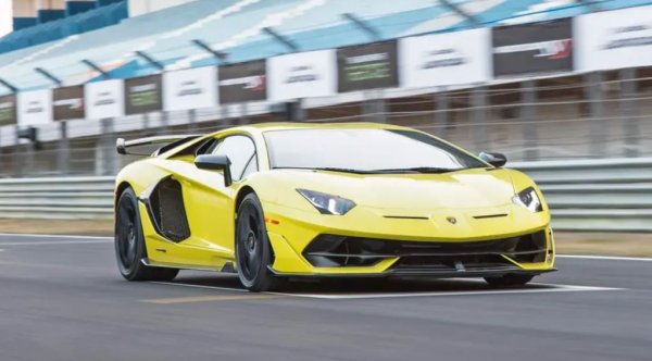 Lamborghini знае точно как да се справи с предизвикателствата и Aventador SVJ е създаден за тази цел. Колата съчетава авангардни технологии с изключителен дизайн по безкомпромисен начин. Само ще добавим и V12 двигателя с мощност от 759 к.с.
