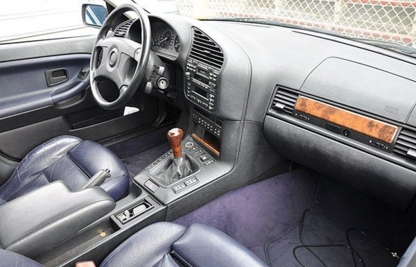 Защо Е36 Coupe е велика кола? Тя имаше всички традиционни достойнства на едно BMW: двигател отпред, задно предаване, отлична ръчна скоростна кутия, балансирано управление, безукорна стабилност и контрол, поне за онези години, и красив дизайн. Да добавим и впечатляващите успехи в моторните спортове: поколението Е36 спечели 30 титли в Супер Туринг ерата, или двойно повече от Audi quattro. И в същото време това бе комфортна, забавна и практична кола за всеки ден.