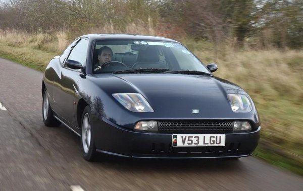 Именно този "вътрешен враг" бе най-ожесточеният съперник на Alfa GTV в сравнителните тестове на онази ера. Дизайнът на тази кола бе дело на Крис Бенгъл, преди той да бъде опозорен (за чужди грехове) в BMW, и определено я караше да изпъква сред останалите купета на 90-те. Задвижването разчиташе на 4- и 5-цилиндрови двигатели. 
