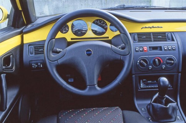 Защо Fiаt Coupe бе велик? Най-вече заради дизайна. Макар и не толкова рязък и ъгловат като GTV, фиатът бе по-балансиран и красив, като се започне от двойната елипса на светлините, до загатващите за Ferrari кръгли задни светлини и алуминиевата капачка на резервоара. Турбоверсиите бяха шокиращо бързи за времето си, което не е изненада, защото тези агрегати идваха, почти без сериозни промени, от Lancia Delta Integrale. А управлението бе вълнуващо - по начина, по който опасностите ни вълнуват. 
