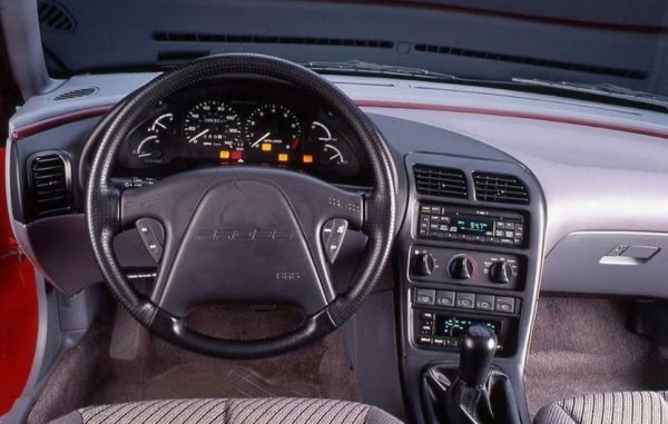 Защо Ford Probe е велика кола? Този модел определено не успя да постигне величие през 90-те, но е по-привлекателен днес, отколкото когато беше нов. Не на последно място, и заради изскачащите фарове - още една вълнуваща технология, която производителите предпочетоха да загърбят, най-вече от икономии. Probe е много различен от другите фордове - това си е по същество японска кола (не само двигателят, но и почти цялата архитектура е от Mazda MX-6), с нисък център на тежестта и отлично управление. 
