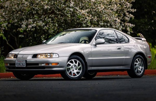 Prelude бе основното купе в гамата на Honda още от 1978. През 90-те години на пазара се смениха цели три негови поколения, но средното - тоест четвъртото - е несъмнено най-паметното. И най-необичайното, защото то рязко скъса стилистичната връзка с предишните три модела. Но все пак ключови тук бяха други неща: доста по-голямата мощност и високите технологии. 
