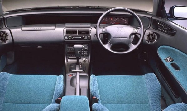Защо Prelude бе велика кола? Комбинацията от ревящите, високооборотни двигатели на Honda и сложното окачване направиха този модел купето за пример, поне докато не се появиха коли като Fiat Coupe. На върха на пирамидата бе 2,2-литровият &bdquo;H22A&ldquo; със 183 к.с., в съчетание със завиващите задни колела на Honda - този път електронно контролирани, а не механични като в предшественика. Флуоресцентните тръбни уреди придадоха на пилотската кабина атмосфера на Starship Enterprise, която журналистите навремето не харесаха, но сега е съществена част от характера на колата.