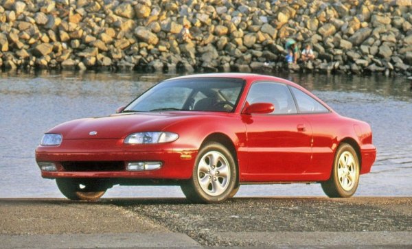 "Златната среда" на Mazda - по-голяма и по-мощна от дребосъка MX-3, но все пак по-скромна от сериозната спортна машина RX-7. В основата й бяха платформата и компонентите на скучната Mazda 626, в комплект с 4-цилиндров 2.0, или V6 с обем 2.0 или 2.5. 
