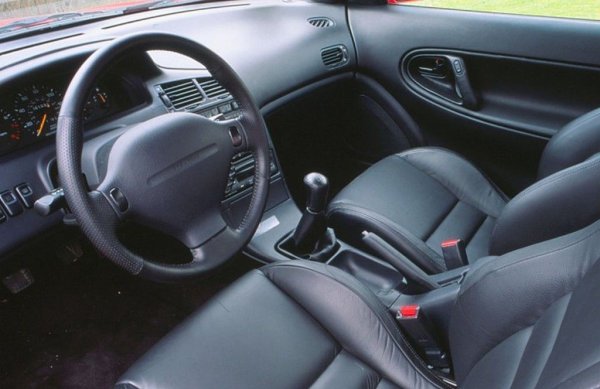 Защо бе велика кола? Защото МХ-6 имаше по-различен, по-мек подход към философията на спортните купета от Prelude или Celica. Дори и с по-големия V6 това не бе ръмжащо чудовище, а рафинирана, чудесно управляваема, комфортна машина. Имаше и завиващи задни колела като допълнитена опция. 
