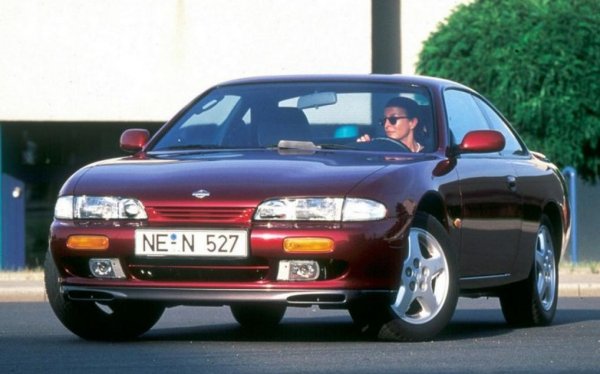 Днес ще е огромен късмет да намерите Nissan 200SX от поколението S14, който да не е прекарал последните 15 години, рикоширайки като топка за тенис между бетонните стени на кварталната локация за дрифт. Но навремето това бе образец за спортно купе, и една от малкото такива коли от 90-те години, устояли на изкушението да минат към предно предаване. 
