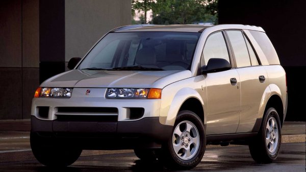 Тази марка е създадена специално, за да се конкурира с японските производители, като първото поколение на кросоувъра Vue излезе през 2002 година. То се предлагаше с най-малкия двигател в гамата &ndash; 2,2-литров бензинов Ecotec, който беше свързан с вариаторна скоростна кутия и система за задвижване на четирите колела. Това решение беше използвано само зо 2005 година, когато тази скоростна кутия беше премахната заради чести проблеми с надеждността.