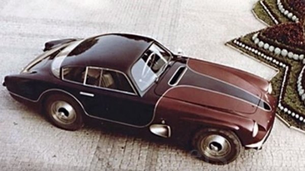 Tatra, голямата гордост на чехословашката индустрия преди Втората световна война, след комунистическия преврат през 1948 е принудена да се фокусира най-вече върху военната техника и върху осигуряването на представителни лимузини за висшите партийни дейци. 
Но в компанията остават на работа и доста хора с подчертан вкус към елегантните спортни автомобили. Един от тях е словашкият дизайнер Юлиуш Кубански. 
