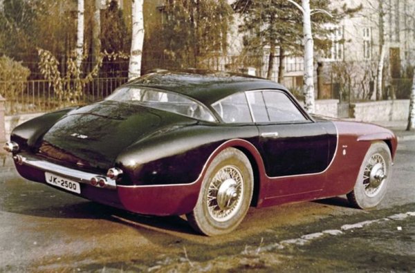 Вече направил име с малки състезателни машини, в началото на 50-те Кубански на своя глава разработва стилно спортно купе, на което дава името Tatra JK2500. Отначало го задвижва с двигател от Alfa Romeo с 90 коня, но после го заменя с автентичен V8 на Tatra (от военния камион 805). Началниците му са възхитени от дизайна на автомобила, но нямат нито желание, нито възможност да го пуснат в серийно производство. JK2500 остава единична бройка, притежание на Кубански. Той я използва като личен автомобил над десетилетие, след което я продава - и оттам следите й се губят.
