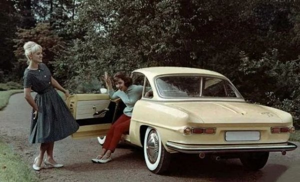 Успоредно с добре познатите ни Wartburg 311 и 313, в края на 50-те фабриката в Айзенах създава и това елегантно, ниско спортно купе. Снимката му е отпечатана в няколко вестника в ГДР, но прототипът така и не стига до автомобилните изложения. И жалко, защото като дизайн чувствително превъзхожда повечето други продукти на соцлагера от онова време. 
Впрочем 313-2 е модерен не само като дизайн, но и като инженерни решения - той има самоносеща конструкция с индивидуални амортисьори на всяко колело. 
