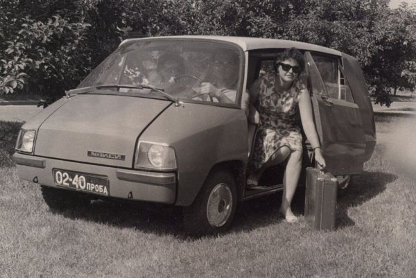 И днес тези два концепта впечатляват с практичността си. Те са върху платформата на ЗАЗ 965 и със същата скромна дължина като него, но заради по-голямата ширина и остроумната конструкция мястото вътре е значително повече. Двата прототипа се задвижват от познатия V4 с въздушно охлаждане на ЗАЗ, и се изработват от фибростъкло за намаляване на теглото. Имат плъзгащи се врати, въртящи се предни седалки и плъзгащи се напред и назад педали. Но до производство така и не се стига. 

На снимката: ЗАЗ Макси
