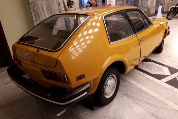 Под тази външност и ефектните прибиращи се фарове всъщност се крият механиката и 1.5-литровият двигател от Fiat 125P - впрочем съвсем адекватни за онова време. Мощността е 82 конски сили. Броните и светлините са специално модифицирани да отговарят на променените изисквания в Северна Америка. Прототипът е подложен на сериозни изпитания и изминава благополучно 60 000 километра. Но в крайна сметка шефовете на завода трябва да избират и предпочитат да пуснат в серийно производство FSO Polonez.

