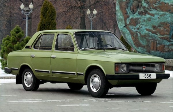 През 60-те години московският автомобилен завод е на гребена на вълната в съветското автомобилостроене. Но после започват преговорите с Fiat за лицензно производство в Толиати. За да не се конкурират директно с ВАЗ, шефовете на "Москвич" са посъветвани от централното ръководство да променят концепцията си, и вместо наследник на Москвич-412 да се ориентират към по-големи като размери модели - аналози на популярните на Запад Ford Taunus и Opel Rekord. 
