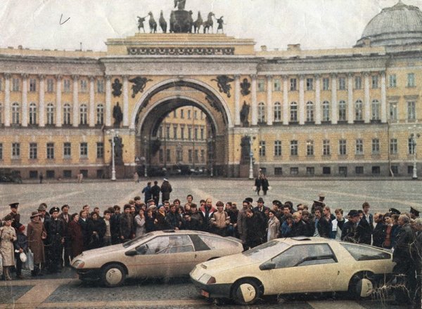 Тези два автомобила, доста модерно изглеждащи като за началото на 80-те години, всъщност са сглобени в Ленинград от двама студенти - Дмитрий Парфьонов и Генадий Хаинов. Единият се нарича "Лаура", а другият - "Калиакра" (да, именно в чест на българския черноморски нос). За разлика от много други съветски самоделки, при които се променя само купето, това са всъщност изцяло нови модели - с предно предаване, макферсони отпред, купе от фибростъкло и пенополистирол, монтирани върху тръбна рама, и даже с електронен модул за избор на оптимален режим на движение. 
