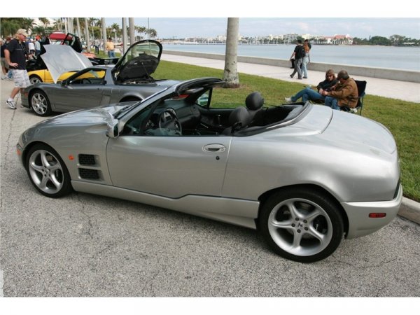 Малкият спортен кабриолет ползва V8 двигател с обем 4.6 литра - Ford Cobra SVT V8