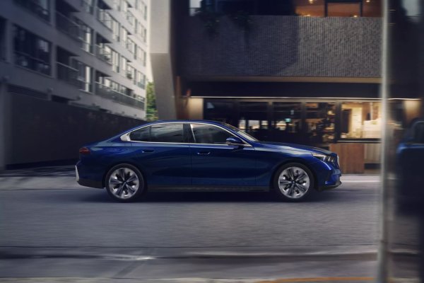 Третият от голямата германска тройка отчете 509 765 продадени бройки за въпросния период, отбелязвайки ръст от 7,3%. Пазарният дял на BMW в Европа сега е също 5,8%.
