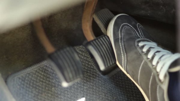 Някои шофьори отбелязват, че при зареждане с нискокачествено гориво автомобилът им започва да реагира по различен начин на подаването на газ. Например, ускорението може да започне само няколко секунди след натискане на педала. Тук може да се усети детонация, която е свързана с ниско октаново число.