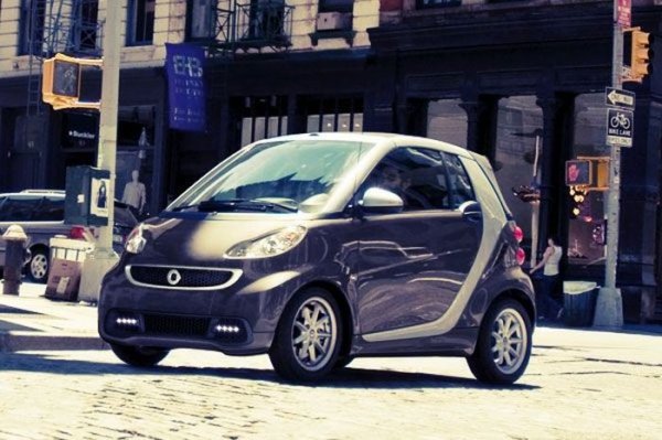 <p><strong>Топ 10 на най-компактните коли, според Forbes<br /><br />2. <a href="http://www.automedia.bg/search/?cx=002410455876641964495%3A9pjna_gcbea&amp;cof=FORID%3A10&amp;ie=UTF-8&amp;q=SMART+ForTwo&amp;sa=">Mercedes SMART ForTwo</a></strong><br /><br />Дължина 2700 мм, широчина 1560 мм, височина 1540 мм.<br />Тегло: 730 кг<br />Максимална скорост: 135 км/ч<br />Цена: $15 000<br /><br />Този  суперкомпактен двуместен автомобил се произвежда още от 2004 г. Въпреки габаритите си,  <a href="http://www.automedia.bg/search/?cx=002410455876641964495%3A9pjna_gcbea&amp;cof=FORID%3A10&amp;ie=UTF-8&amp;q=SMART+ForTwo&amp;sa=">SMART ForTwo</a> може да се похвали с най-съвременно оборудване. В базовата  версия влизат бордови компютър, 6-степенна автоматична скоростна кутия,  антиблокираща система ABS и система за стабилизация ESP. Освен това има  електрически стъкла, централно заключване и 2 въздушни възглавници.&nbsp;<br /><br />Като цяло в него могат да се возят двама души, дори с по-сериозни  габарити. Седалките се дърпат достатъчно, а и таванът е висок. А за да  не получите клаустрофобия покривът може да бъде прозрачен, но с опция за  затъмняване, ако слънцето е много силно.</p>