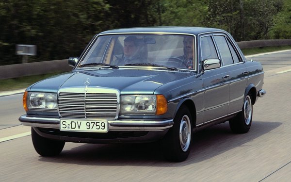 Този модел е на повече от 40 години, но все още превъзхожда някои съвременни автомобили. Той е натъпкан с всякакви чипове и аларми, които в сегашната ера на високи технологии, предизвикват усмивка. Има, например, вакумно централно заключване, но пък броните му не са пластмасови и тежат 22 килограма. 