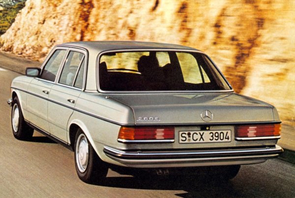 Това е толкова висококачествен и успешен автомобил, че когато излезе актуализираният W124, таксиметровите шофьори организираха бунт. Моторът е с карбуратор и лесен за работа и поддръжка. Динамиката му не впечатлява, но пък окачването е отлично, което го прави по-привлекателен.