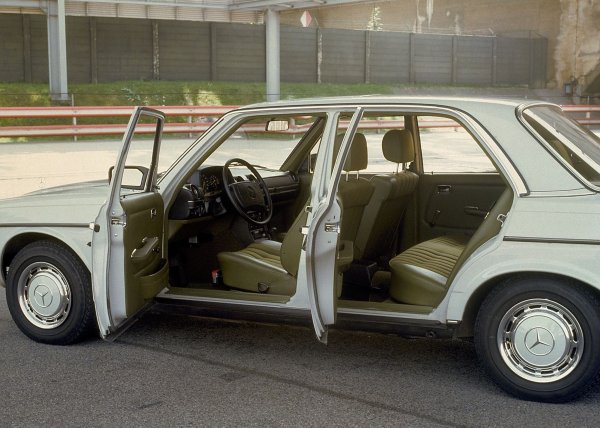 Това, което най-много впечатлява в тази кола, е нейното качество. Напълно липсват евтини и еднократни решения. Автомобилът е проектиран така, сякаш ще се ползва с векове. Тапицерията на седалките е здрава дори след 500 000 км, а материалите са с отлично качество, каквото липсва при повечето съвременни модели.