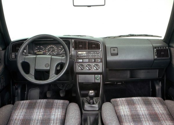 Е, има си и недостатъци &ndash; като липса на въздушни възглавници и ABS, например. Въпреки това, много хора, особено тези с повече опит с автомобилите, отново биха заложи на Passat B3. Този модел направи Volkswagen толкова известен, колкото легендарните Golf, Beetle и T1. И с него германците могат да се гордеят с чиста съвест.