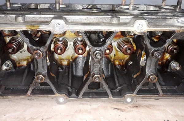 BSE има алуминиев цилиндров блок, което обикновено не е гаранция за дълъг живот, но в този случай инженерите са се застраховали с чугунени гилзи в цилиндрите. Простичкото устройство с 8 клапана е подкрепено от хидравлични компенсатори, които ви спестяват нуждата от периодични реглажи като при конкурентния мотор на Honda например. 