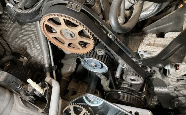 Мощността е 102 или 105 конски сили - нищо впечатляващо, но достатъчно за спокойни изпреварвания. Друг плюс на 1.6 спрямо някой от съвременниците му в гамата на VW е ангренажният ремък - не само надежден, но и много лесен за смяна. 
