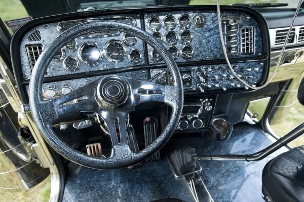 А ето и един вариант, не по джоба на всеки, с мраморно покритие. Няма да се изненадаме, ако тук е използван естествен мрамор, а не филм, имитиращ неговата текстура. В комбинация с огромното количество хромирани части всичко изглежда доста добре.