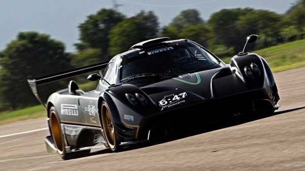 Италианските производители обикновено обичат да правят специални състезателни версии на пътническите модели. Като например купето Zonda R, което дебютира през 2007 г. в Женева, с 6-литров V12 турбо двигател с мощност 730 коня. Външно пистовият модел е много подобен на обикновения Zonda F, но всъщност те имат не повече от 10% общите компоненти. R моделът е с малко по-дълъг корпус, удължена колея и увеличено междуосие, както и подобрена аеродинамика. От него са направени само 15 броя. Между другото, има и подобрени модификации на Zonda R с двигател с мощност 800 коня: R Evolution и Revoluci&oacute;n.