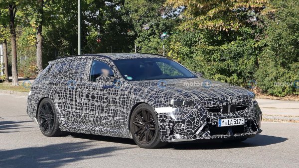 BMW вече приема поръчки за две версии на 5-Series, чиито доставки ще стартират през 2024 г. Това са BMW 530e и 550e xDrive, съответно с електрифициран двигател 2.0 с мощност 299 к.с. и електрифициран двигател 3.0 с мощност 489 к.с.

Феновете на марката, а и не само те, очакват с нетърпение новото BMW M5 седан и M5 Touring, задвижвани за първи път от мощен 4,4-литров туин-турбо V8 plug-in хибриден задвижващ агрегат с повече от 700 к.с.
