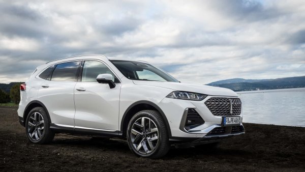 Китайската Great Wall Motor Group (GWM) ще пусне на пазара в Европа своя WEY 03 през 2024 г. Plug-in хибридният SUV има голяма батерия (капацитет 34 кВт/ч), която обещава до 130 км пробег в електрически режим.

WEY 03 се задвижва от 2,0-литров, четирицилиндров турбо бензинов двигател. Освен това има електромотор с мощност 367 к.с. за версията с предно задвижване и два електромотора с мощност 442 к.с. за задвижване на всички колела.

