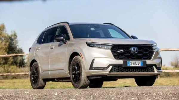 Първият plug-in хибрид на Honda CR-V беше обявен с дебюта на шестото поколение на японския SUV, но първите доставки се очакват между края на 2023 г. и началото на 2024 г.

Все още непоказаната Honda CR-V e:PHEV 2.0l има обща мощност от 184 к.с., предавана към предните колела, и благодарение на батерия със 17,7 кВт/ч обещава електрически пробег до 81 км.
