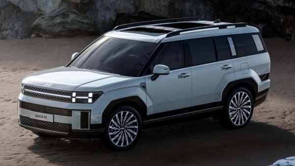 Новият Hyundai Santa Fe, който ще пристигне в дилърите през пролетта на 2024 г., като той характеризира както с безпрецедентните квадратни и внушителни форми на SUV с дължина 4,83 метра, така и с електрифицираните задвижвания, включително plug-in хибрид.

Тази версия на Santa Fe използва 1,6-литров турбо бензинов двигател, комбиниран с електромотор за съвкупна мощност от 260 к.с. Той е оборудван с предно задвижване или задвижване на всички колела и има седем места.
