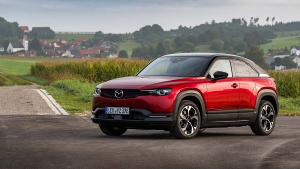 Представен преди почти година, Mazda MX-30 E-SKYACTIV R EV е на път към дилърите на марката. Изглежда като plug-in хибриден SUV с роторен (ванкелов) двигател, който действа като удължител на пробега. Това означава, че при този MX-30 сцеплението все още се осигурява от електрически мотор със 170 к.с., действащ върху предните колела, докато 830-кубиковият ванкелов двигател действа като генератор за батерията с капацитет 17,8 кВт/ч. 

Декларираният електрически пробег е 85 км. Очаква се през 2024 г. към него да се присъедини Mazda CX-80 - 7-местен SUV, оборудван с plug-in хибриден бензинов двигател на CX-60 с 328 к.с.
