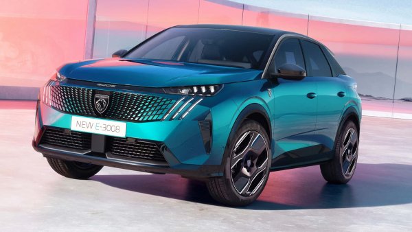 Предстоящата 2024 може да бъде и годината на пускането на пазара на plug-in хибридната версия на новия Peugeot 3008. Тя беше официално обявена без допълнителни подробности за мощността, батерията и пробега.

Новото Peugeot 5008, който ще бъде представено през август в електрическа версия, ще получи мек хибрид и plug-in хибридна версия, които вероятно също ще бъдат показани през следващата година.
